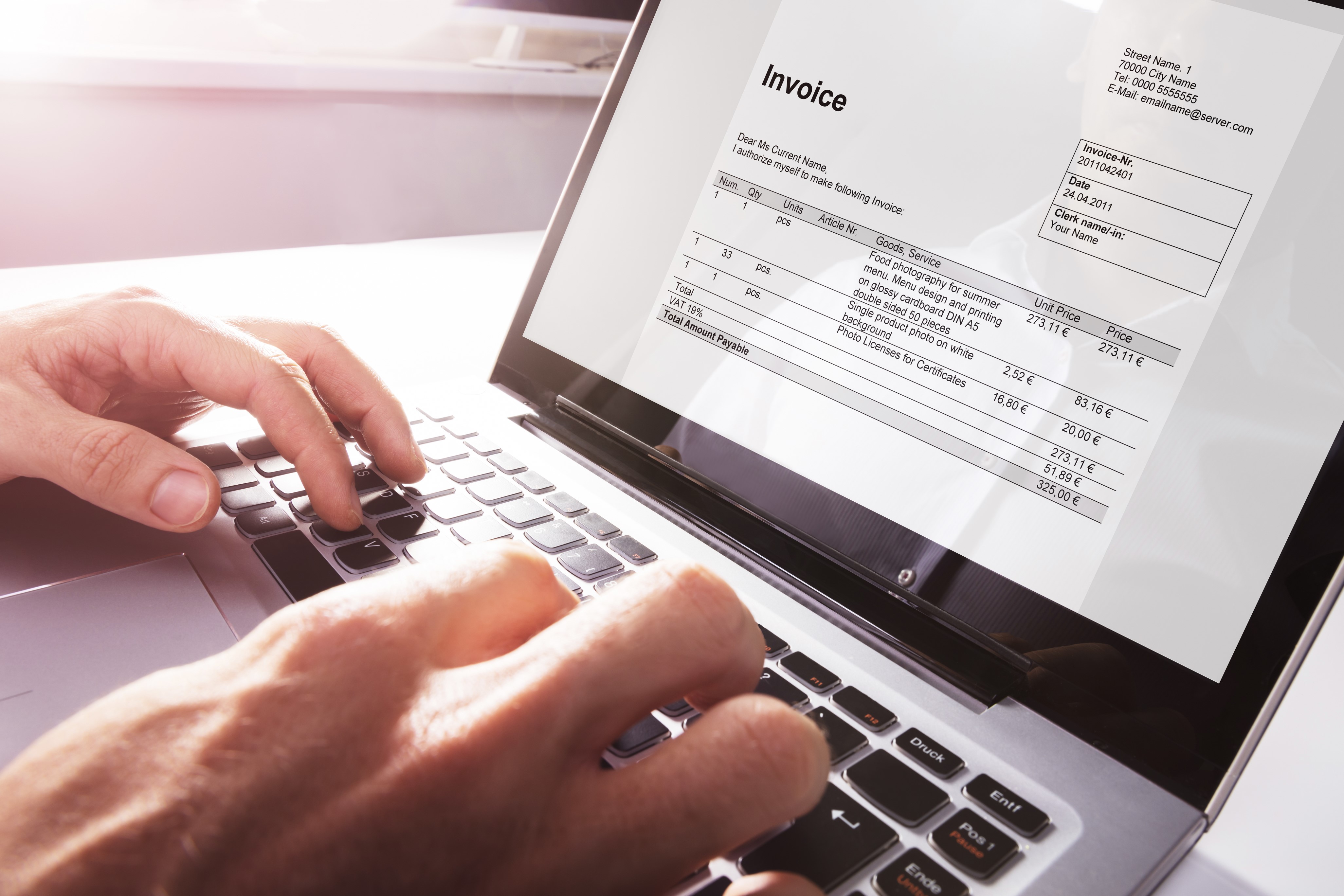 Eine Person arbeitet an einem Computer