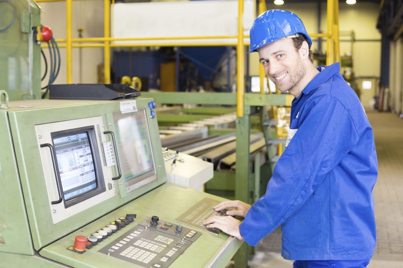 Mann der eine Maschine bedient